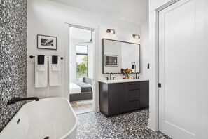 Shower, hair dryer, towels, shampoo - Bywater Retreat | Heated Pool + Roof Deck (New Orleans)