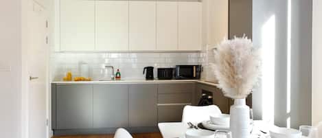 Apartment, 1 Bedroom, Patio, Garden View | Dining room