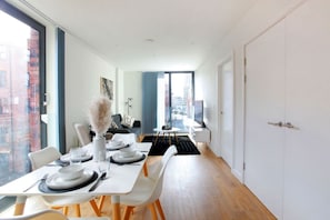 อพาร์ทเมนท์, 1 ห้องนอน, ลานระเบียง, วิวสวน | ห้องรับประทานอาหาร