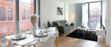 Apartamento, 1 quarto, varanda, vista para o jardim | Sala de jantar