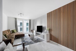 TV - Modern 2 bed in brilliant St Georges Wharf - Pass the Keys (London)