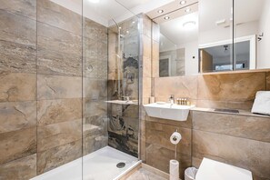 Shower, hair dryer, towels - Modern 2 bed in brilliant St Georges Wharf - Pass the Keys (London)