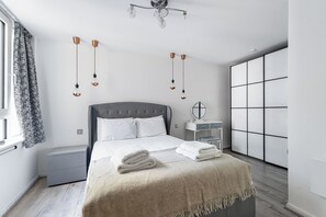 2 bedrooms, iron/ironing board, free WiFi, bed sheets - Modern 2 bed in brilliant St Georges Wharf - Pass the Keys (London)