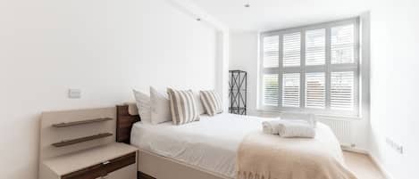 Iron/ironing board, free WiFi, bed sheets