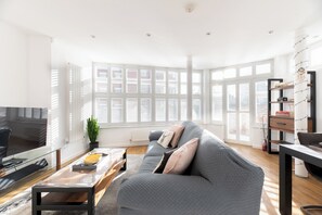 TV - Bright, central Kingston apartment with parking - Pass the Keys (Kingston-upon-Thames)