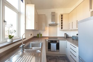 Fridge, microwave, oven, dishwasher - A beautiful 2-bed mansion-block flat in Putney - Pass the Keys (London)