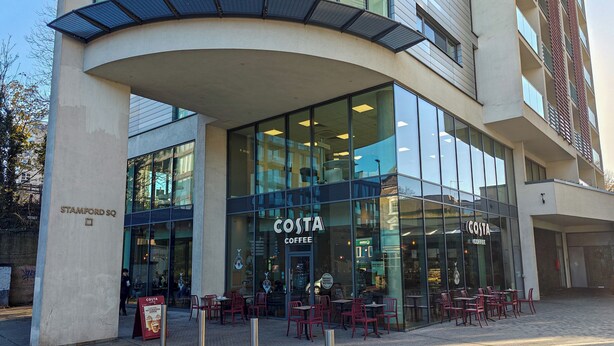 A modern building with a Costa Coffee on the ground floor. - A beautiful 2-bed mansion-block flat in Putney - Pass the Keys (London)