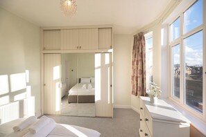 Iron/ironing board, free WiFi, bed sheets - A beautiful 2-bed mansion-block flat in Putney - Pass the Keys (London)