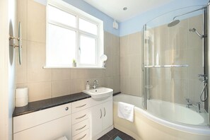 Shower, hair dryer, towels - A beautiful 2-bed mansion-block flat in Putney - Pass the Keys (London)