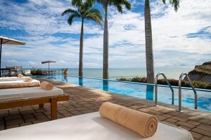 Outdoor pool - Jama Campay (Jama)