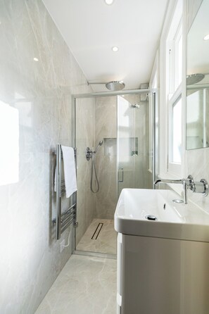 Family Quadruple Room, Private Bathroom | Bathroom