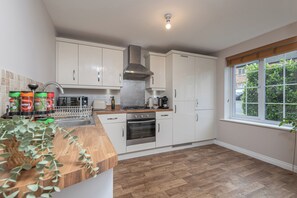 Private kitchen - Stylish 5-Bed Townhouse In Wakefield (Crigglestone)