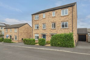 Exterior - Stylish 5-Bed Townhouse In Wakefield (Crigglestone)