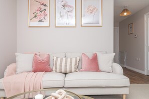 Living area - Stylish 5-Bed Townhouse In Wakefield (Crigglestone)