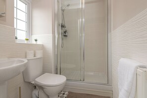 Douche, sèche-cheveux, serviettes fournies, savon