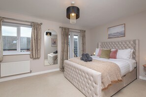 Iron/ironing board, WiFi, bed sheets - Stylish 5-Bed Townhouse In Wakefield (Crigglestone)