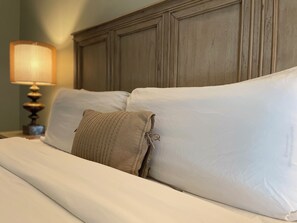 Tabla de planchar con plancha, wifi y ropa de cama 