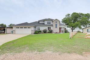 Exterior - Granbury`s Favorite Luxury Lakefront Getaway! (Granbury)