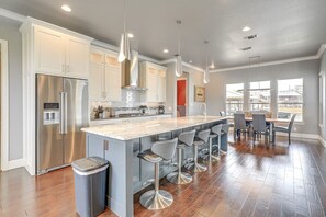 Private kitchen - Granbury`s Favorite Luxury Lakefront Getaway! (Granbury)