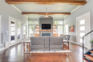 TV, fireplace - Granbury`s Favorite Luxury Lakefront Getaway! (Granbury)