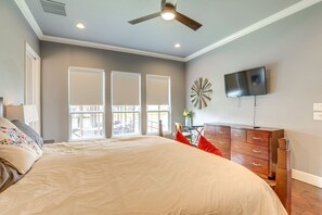 Desk, WiFi - Granbury`s Favorite Luxury Lakefront Getaway! (Granbury)