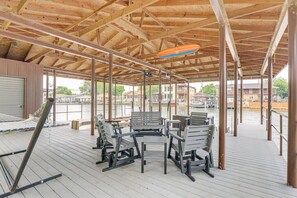 Outdoor dining - Granbury`s Favorite Luxury Lakefront Getaway! (Granbury)