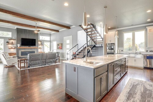 Granbury`s Favorite Luxury Lakefront Getaway!
