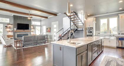 Granbury`s Favorite Luxury Lakefront Getaway!