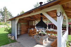 Outdoor dining - House With Private Garden and Sauna, Close to the Beach (Parchowo)