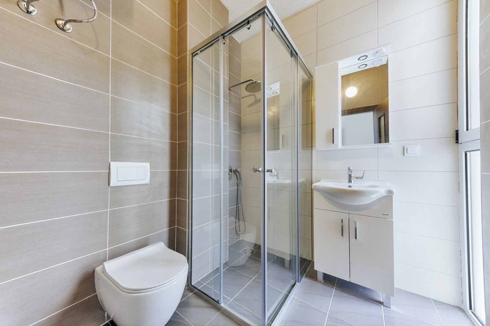 Douche, serviettes fournies, savon, papier toilette