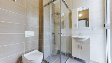 Douche, serviettes fournies, savon, papier toilette