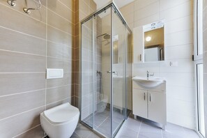 Regadera, toallas, jabón, papel de baño 