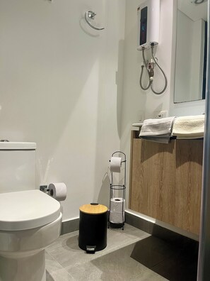 Dusch, handdukar och toalettpapper