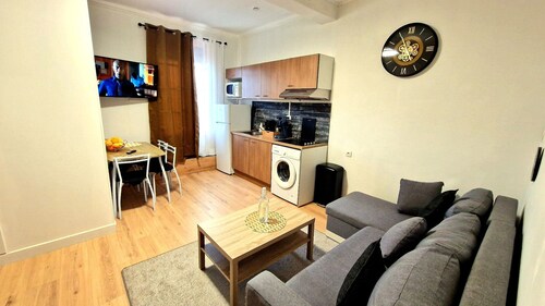 Apartment for 4 people metro Barriere de Paris, Private parking