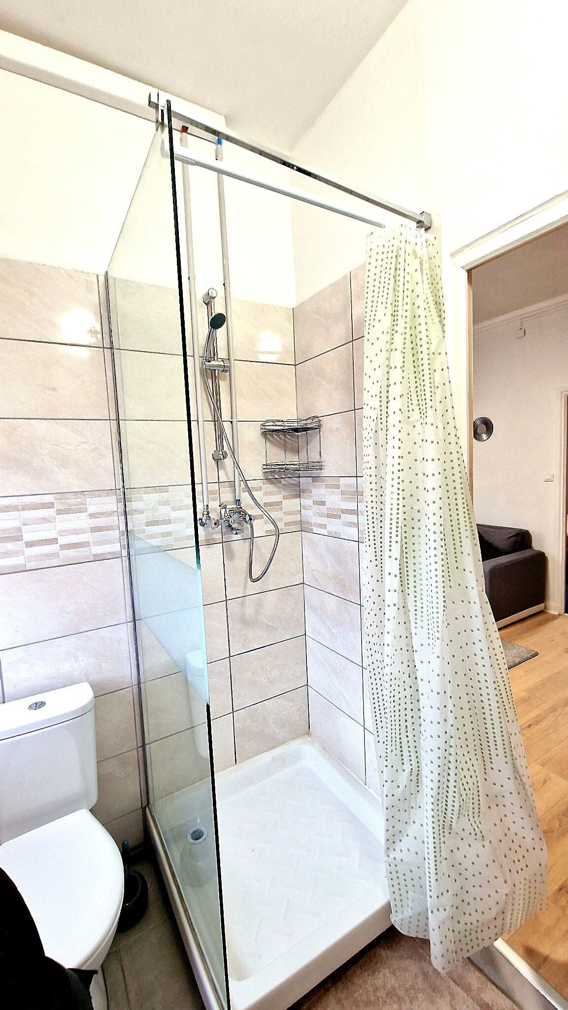 Douche, sèche-cheveux, serviettes fournies, savon