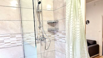 Douche, sĂšche-cheveux, serviettes fournies, savon