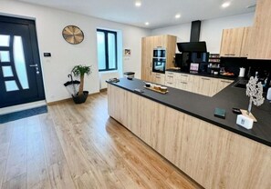Private kitchen - Town center house, terrace and free parking near shops (Périgueux)