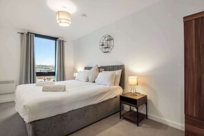 Työpöytä, silitysrauta/-lauta, Wi-Fi, vuodevaatteet