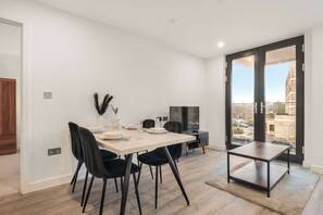 Dining - Stay Zeni, Ouse Court York Fabulous 2BED Apartment (York)