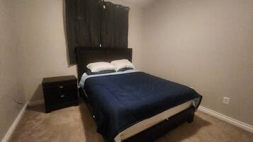 Tabla de planchar con plancha, internet y ropa de cama