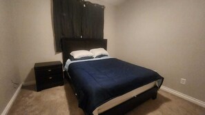 Tabla de planchar con plancha, internet y ropa de cama 