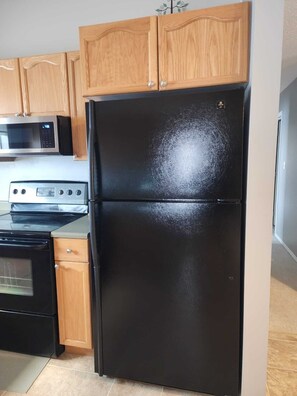 Microwave, oven, stovetop, dishwasher - Golden Horizon Home | Edmonton | 4 Bed • 2 Bath. 1 additional bed (Edmonton)