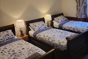 3 bedrooms, iron/ironing board, free WiFi, bed sheets - 3 Bed House - Mountain Views, Firepit, Bbq (Dunoon)