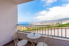 Outdoor dining - City Views Apartment Funchal – Spacious Apartment with Stunning Bay Views (Funchal)