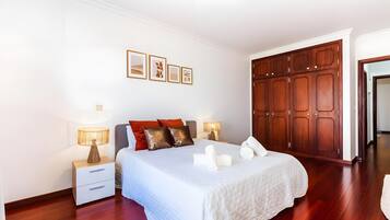 2 quartos, ferros/tábuas de passar roupa, Wi-Fi, roupa de cama
