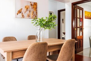 Dining - City Views Apartment Funchal – Spacious Apartment with Stunning Bay Views (Funchal)