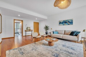 TV - Relax Stay - Modern 2-Bedroom Apartment in Funchal (Funchal)