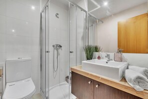 Shower, hair dryer, towels - Relax Stay - Modern 2-Bedroom Apartment in Funchal (Funchal)