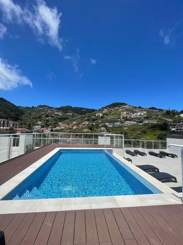 Pool - Casa Sol – Modern Apartment in Central Caniço with Pool and Parking (Caniço)