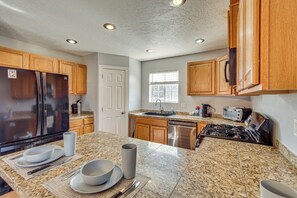 Fridge, microwave, stovetop, dishwasher